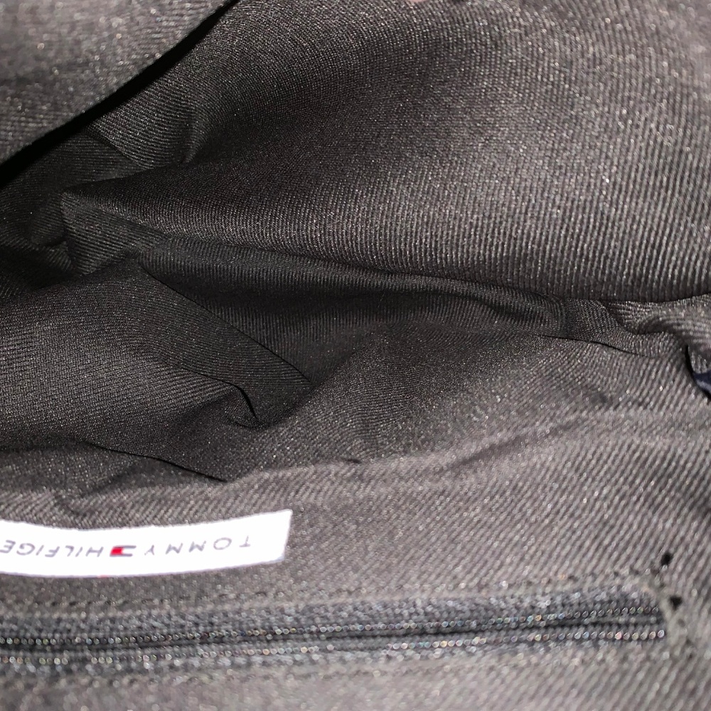 🎈Classic Tommy Hilfiger vinyl purse in Navy - Picture 4 of 5